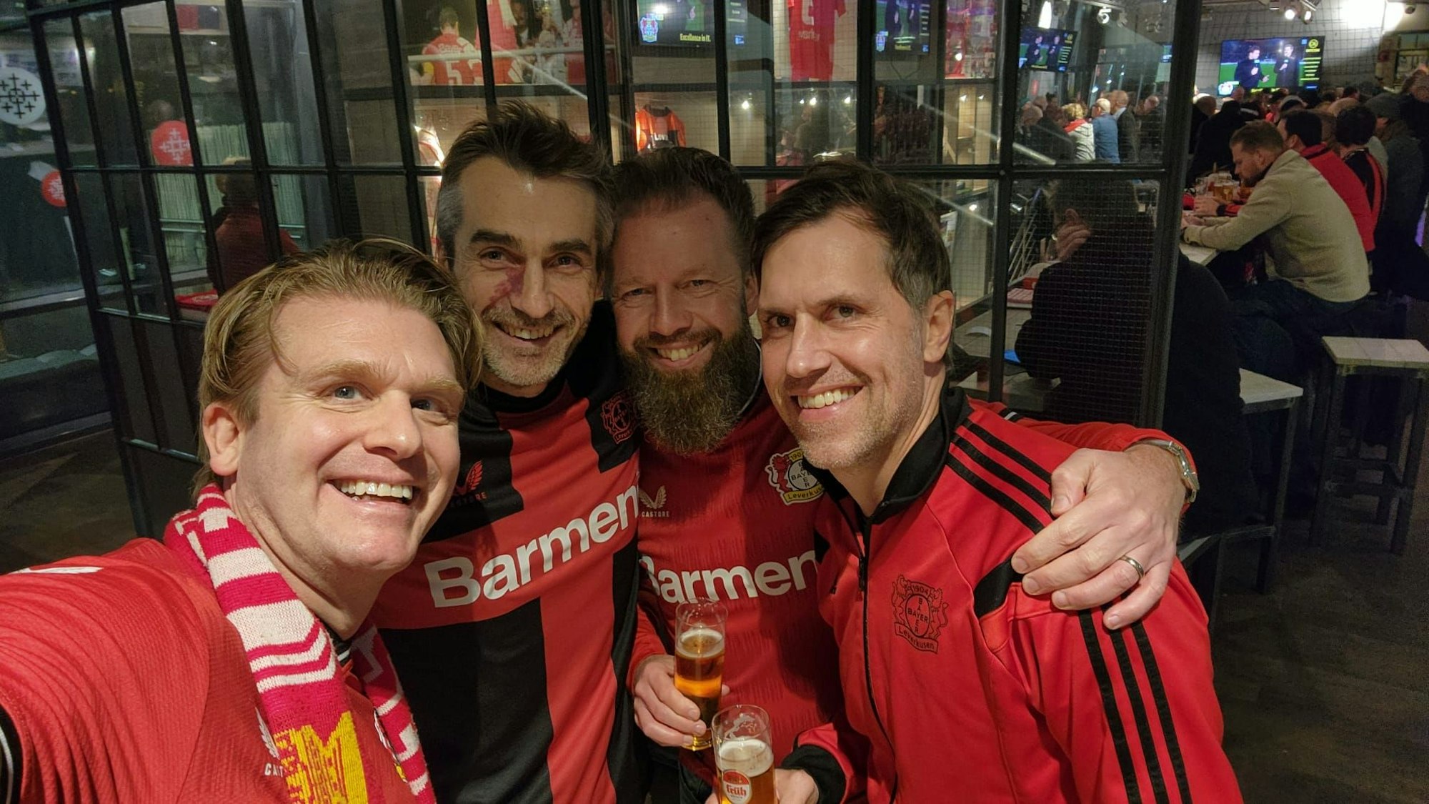 Vier Männer in Fußballtrikots