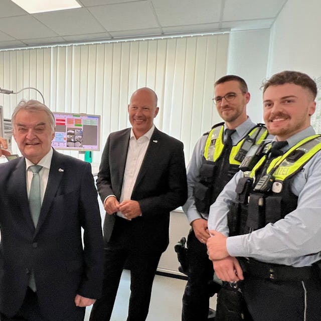 Das Bild zeigt NRW-Innenminister Herbert Reul und Landrat Frank Rock sowie zwei Polizeibeamte in der neuen Wache in Lechenich.