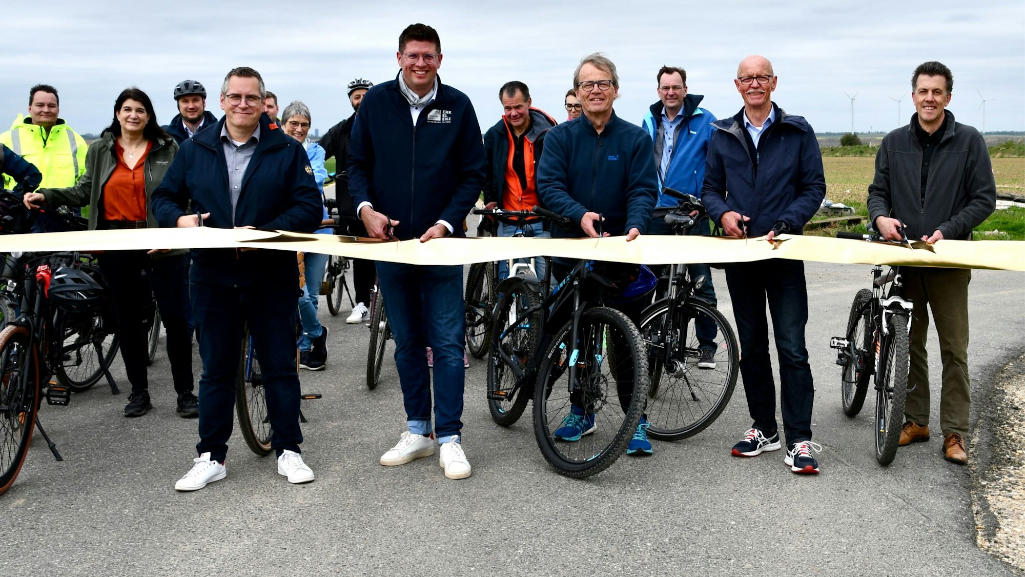 Ein neuer Radweg verbindet nun Bedburg mit Jüchen und Mönchengladbach, RWE und die Bürgermeister eröffneten ihn.