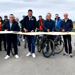 Ein neuer Radweg verbindet nun Bedburg mit Jüchen und Mönchengladbach, RWE und die Bürgermeister eröffneten ihn.