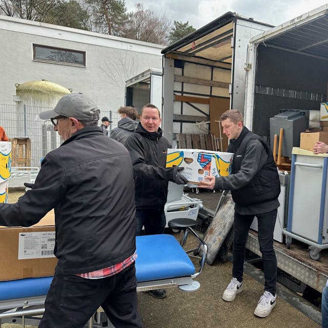Helfer der Humanitären Hilfe Overath und Bergisch Gladbach verladen für einen Hilfskonvoi ins westukrainische Lviv Kartons, Krankenhausbetten und weiteres medizinisches Material.
