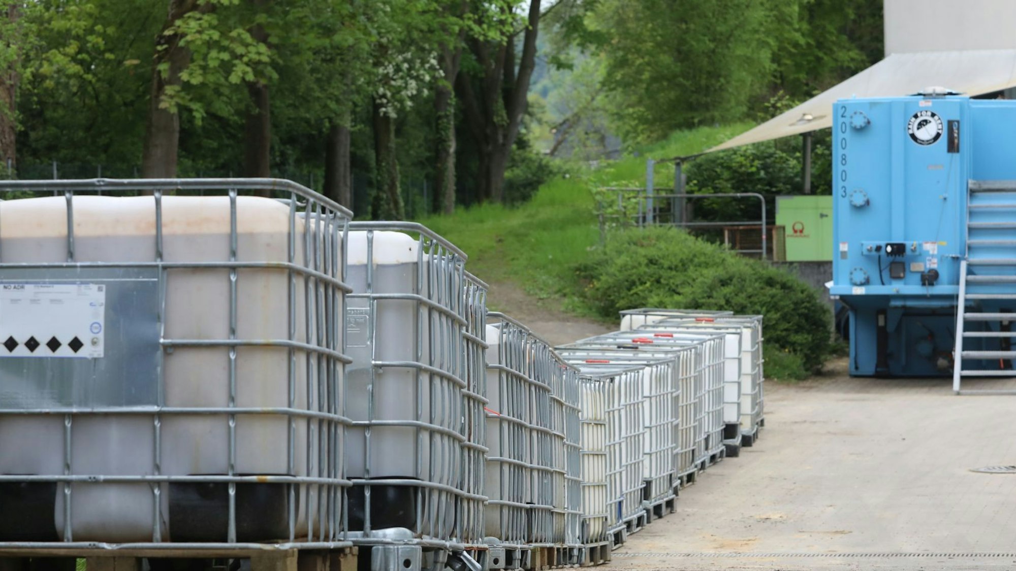Wassertanks stehen in einer Reihe auf dem Werksgelände.