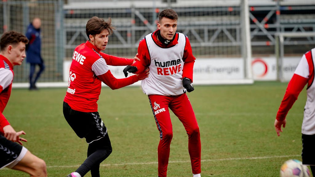 Denis Huseinbasic (l.) hier am 24. Januar 2024 mit Dejan Ljubicic im Training, fällt für das FC-Spiel beim FC Bayern aus.