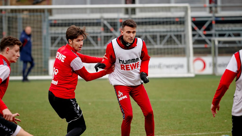 Denis Huseinbasic (l.) hier am 24. Januar 2024 mit Dejan Ljubicic im Training, fällt für das FC-Spiel beim FC Bayern aus.