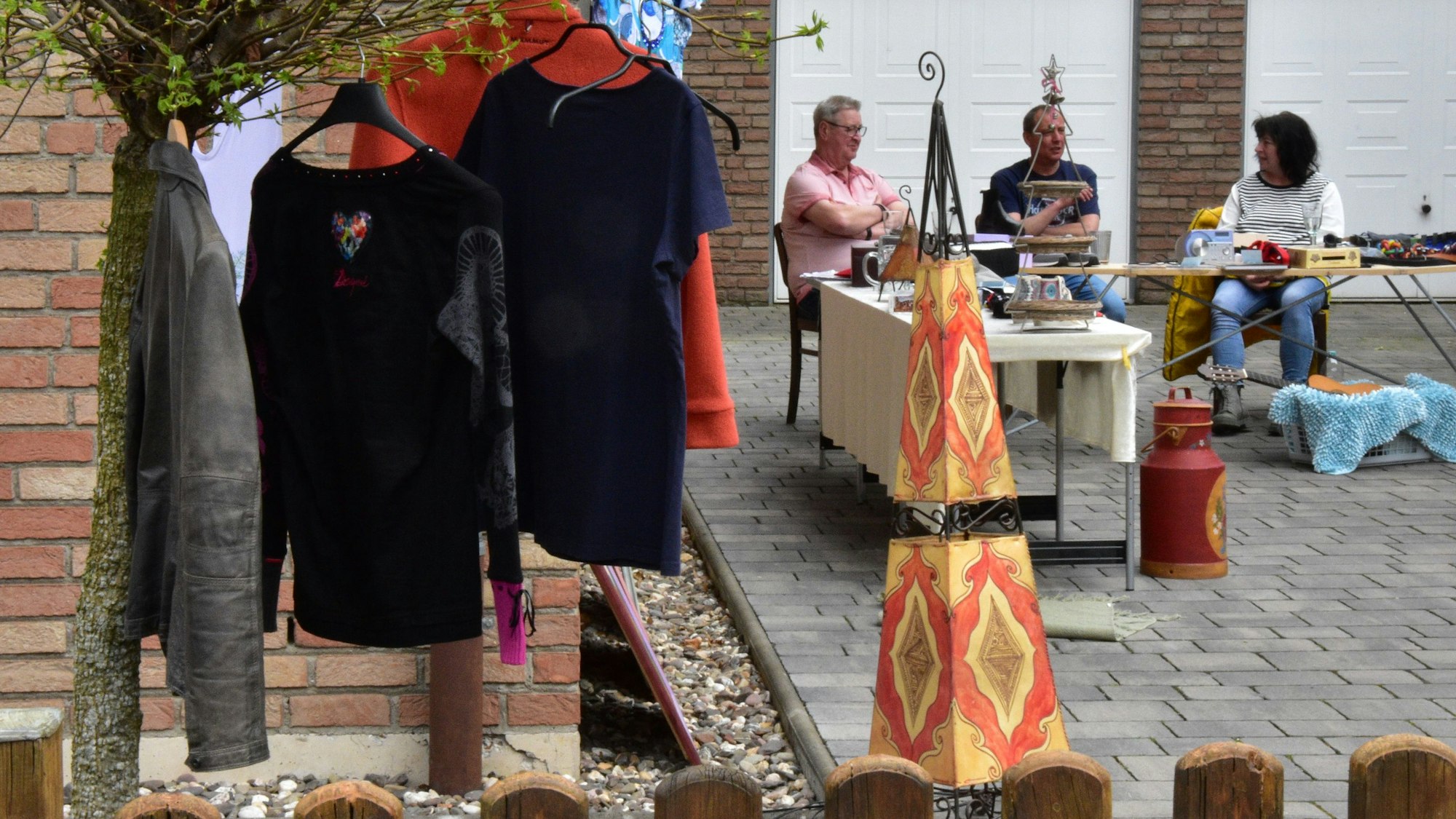 Klamotten gab es auf dem Gassenflohmarkt in Sankt Augustin-Birlinghoven.
