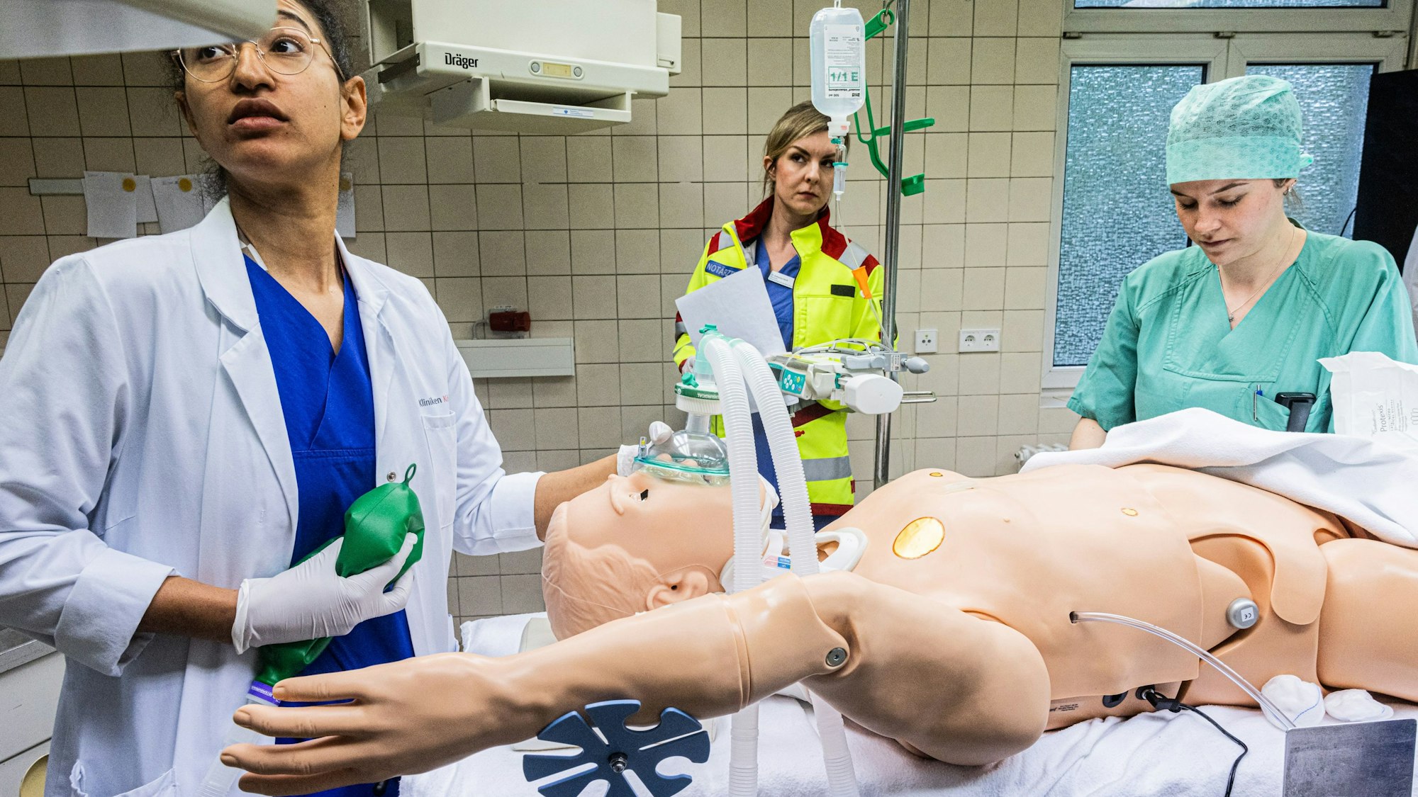 Ist der Patient stabil? Im Skills Lab des Krankenhauses in Merheim wird für den Ernstfall im Schockraum geübt.