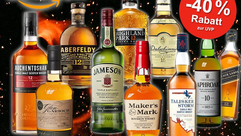 Whisky Marken von Aberfeldys, Glenfiddich, Auchentoshan, Dahlwhinnie, Maker's Mark Johnnie Walker, Jameson und mehr vor einem offenen Kamin.