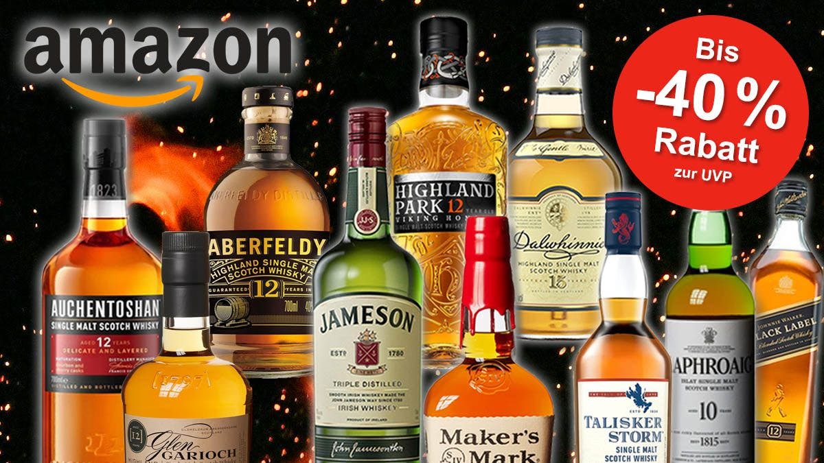 Whisky Marken von Aberfeldys, Glenfiddich, Auchentoshan, Dahlwhinnie, Maker's Mark Johnnie Walker, Jameson und mehr vor einem offenen Kamin.