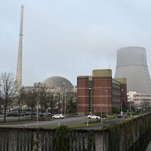 Niedersachsen, Lingen: Blick auf das Kernkraftwerk Emsland und den erloschenen Kühlturm (Archivbild)