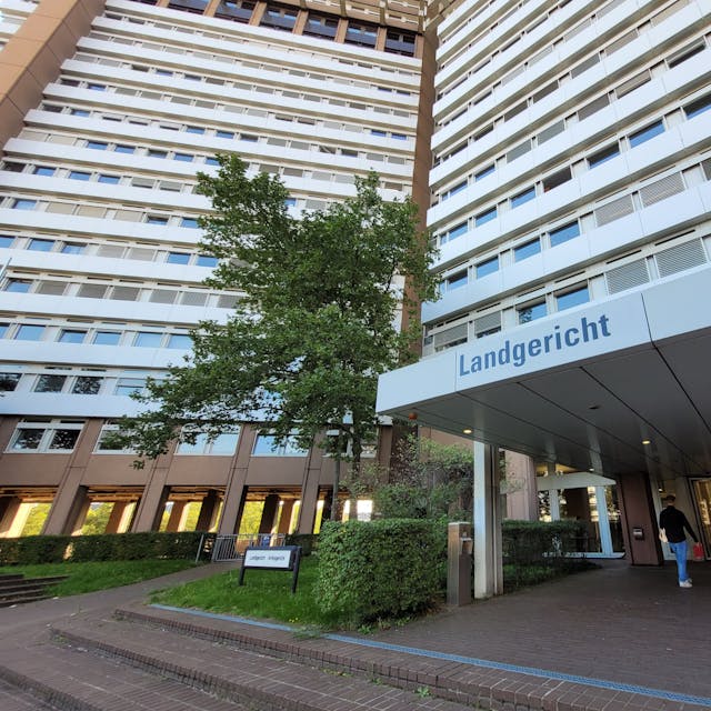 Eingang zum Justizkomplex in Köln an der Luxemburger Straße 101 mit Amtsgericht und Landgericht.