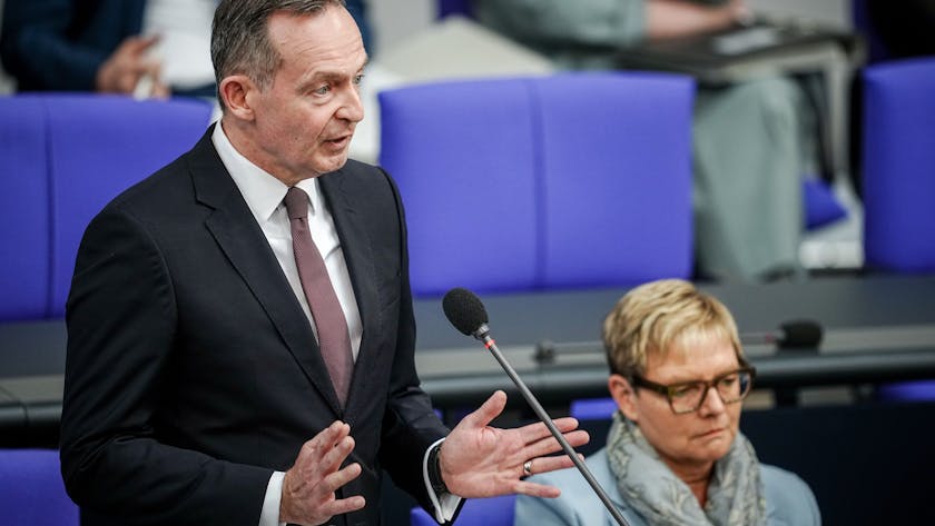 Volker Wissing (FDP), Bundesminister für Verkehr und Digitales, spricht im Bundestag. Er hat erneut sich für die Position von Autofahrern starkgemacht und Druck auf das Klimaschutzgesetz ausgeübt. (Archivbild)