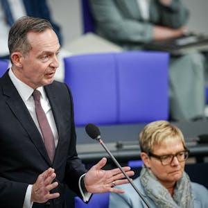 Volker Wissing (FDP), Bundesminister für Verkehr und Digitales, spricht im Bundestag. Er hat erneut sich für die Position von Autofahrern starkgemacht und Druck auf das Klimaschutzgesetz ausgeübt. (Archivbild)