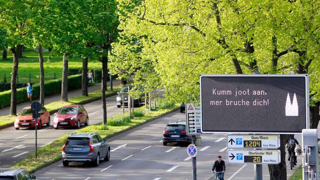 „Kumm joot aan, mer bruche dich!“ steht auf einer Verkehrsinfotafel in Köln.