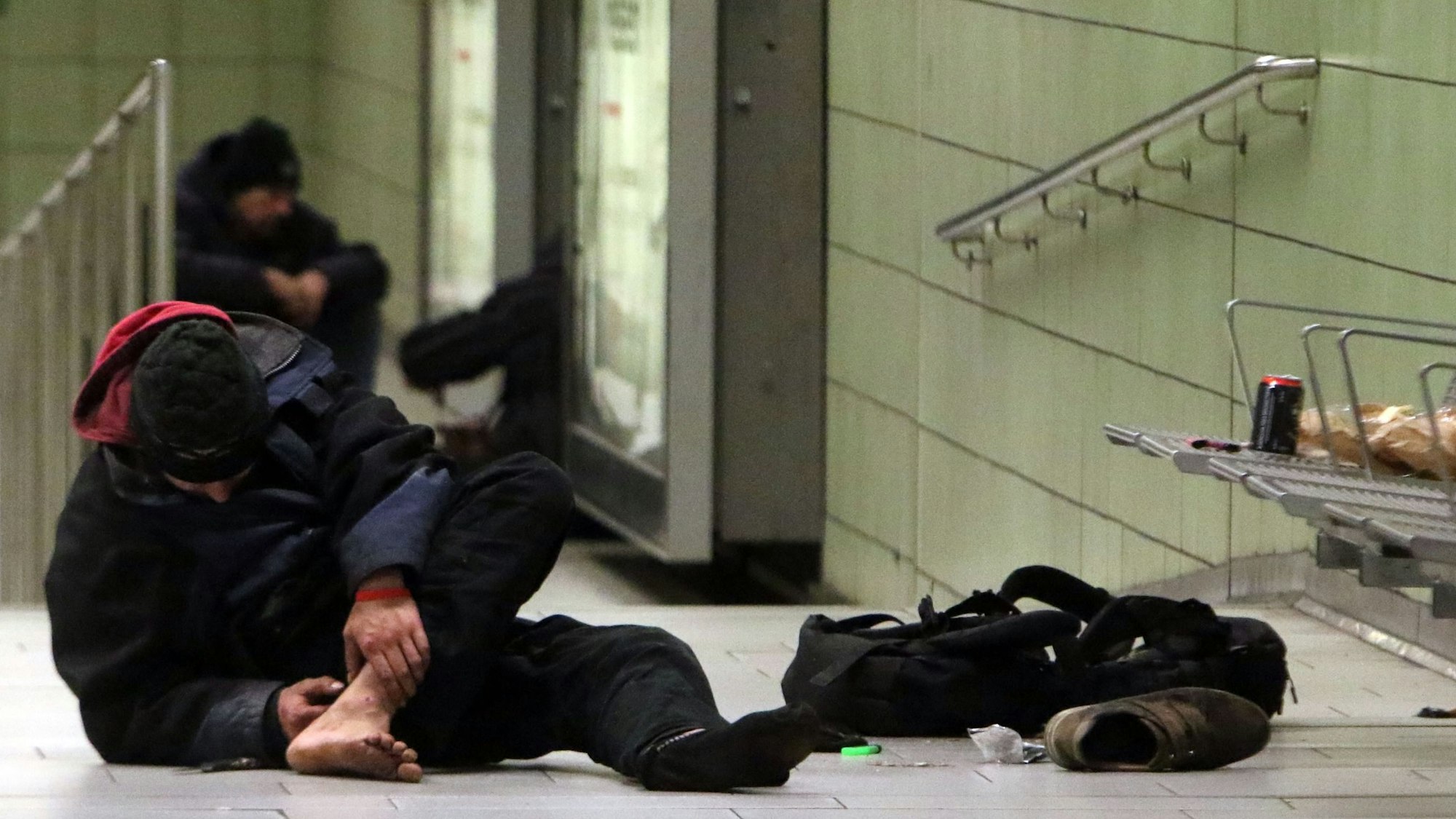 Auf dem Bahnsteig der U-Bahnhaltestelle Friesenplatz setzt sich ein Drogenabhängiger eine Spritze in den Fuß.