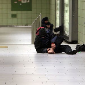 Auf dem Bahnsteig der U-Bahnhaltestelle Friesenplatz setzt sich ein Drogenabhängiger eine Spritze in den Fuß.