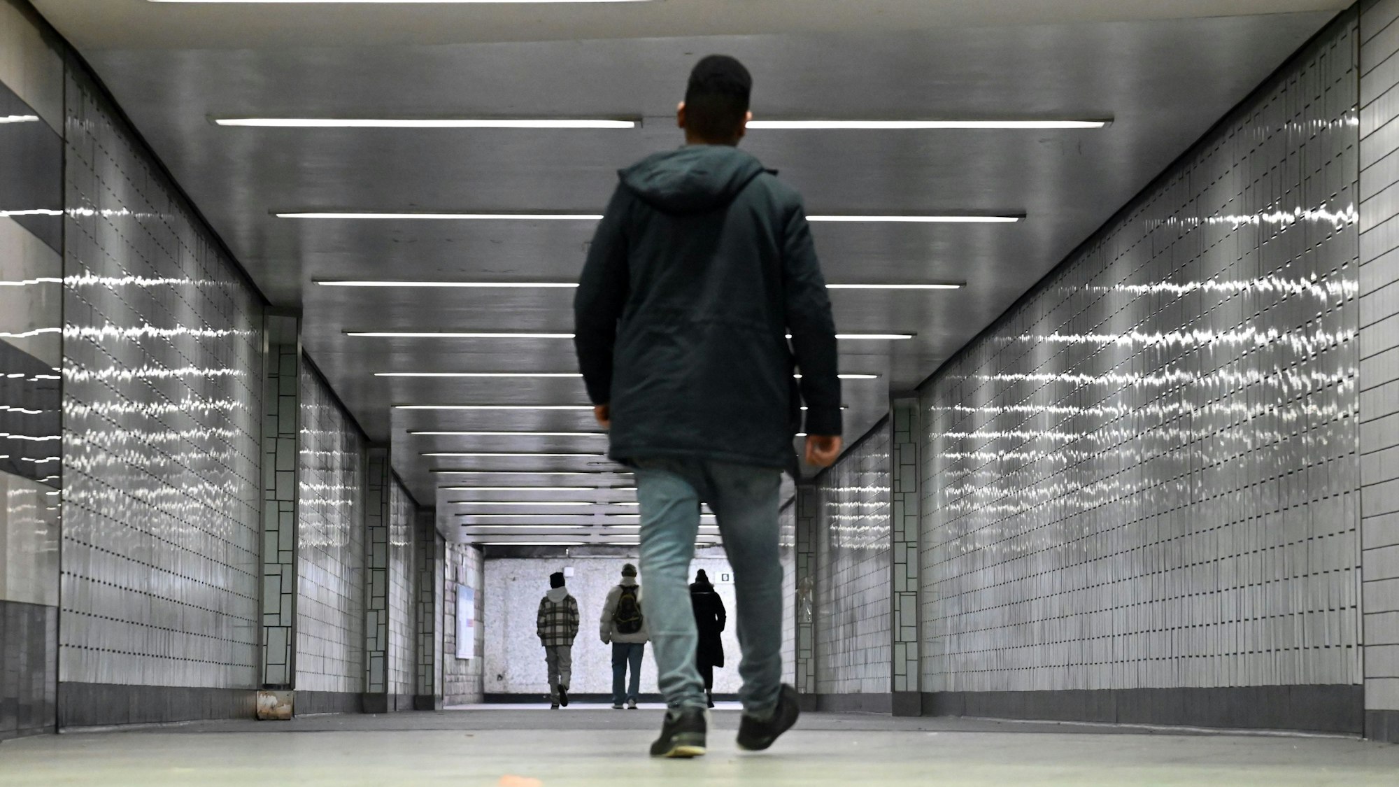 KVB-Fahrgäste gehen durch den Verbindungstunnel an der U-Bahn-Haltestelle Appellhofplatz.