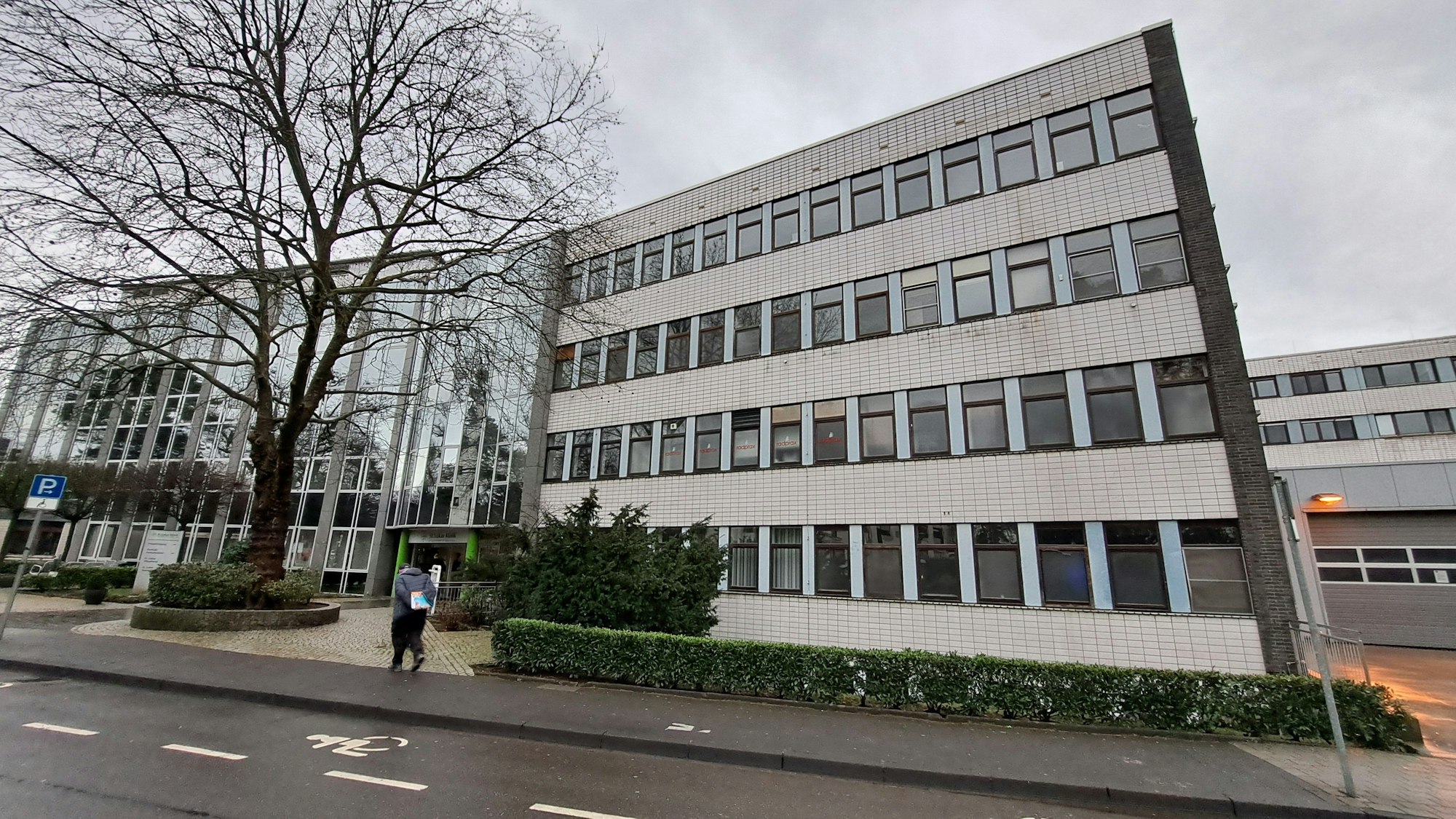 Ein Klinikgebäude in Solingen unter grauem Himmel.