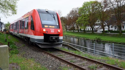 Die Regionalbahn RB 25 fährt in Höhe von Schloss Ehreshoven in Engelskirchen.