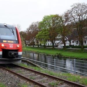 Die Regionalbahn RB 25 fährt in Höhe von Schloss Ehreshoven in Engelskirchen.