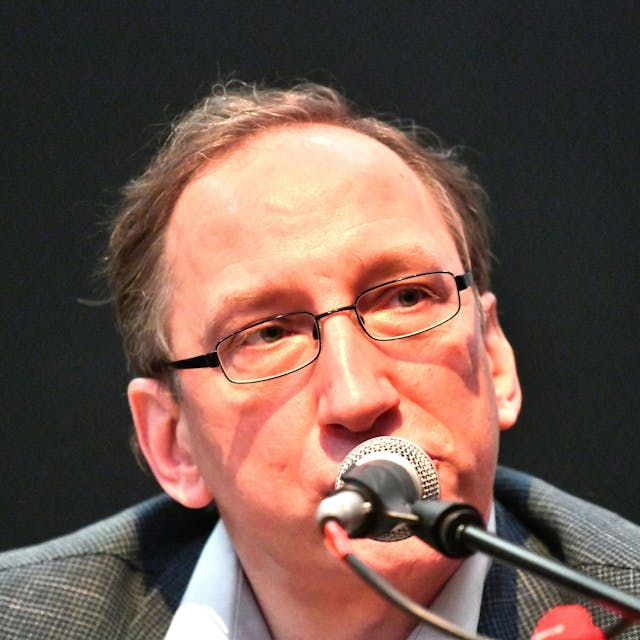 AfD-Fraktionschef Bernd Rummler im Porträt am Mikrofon.