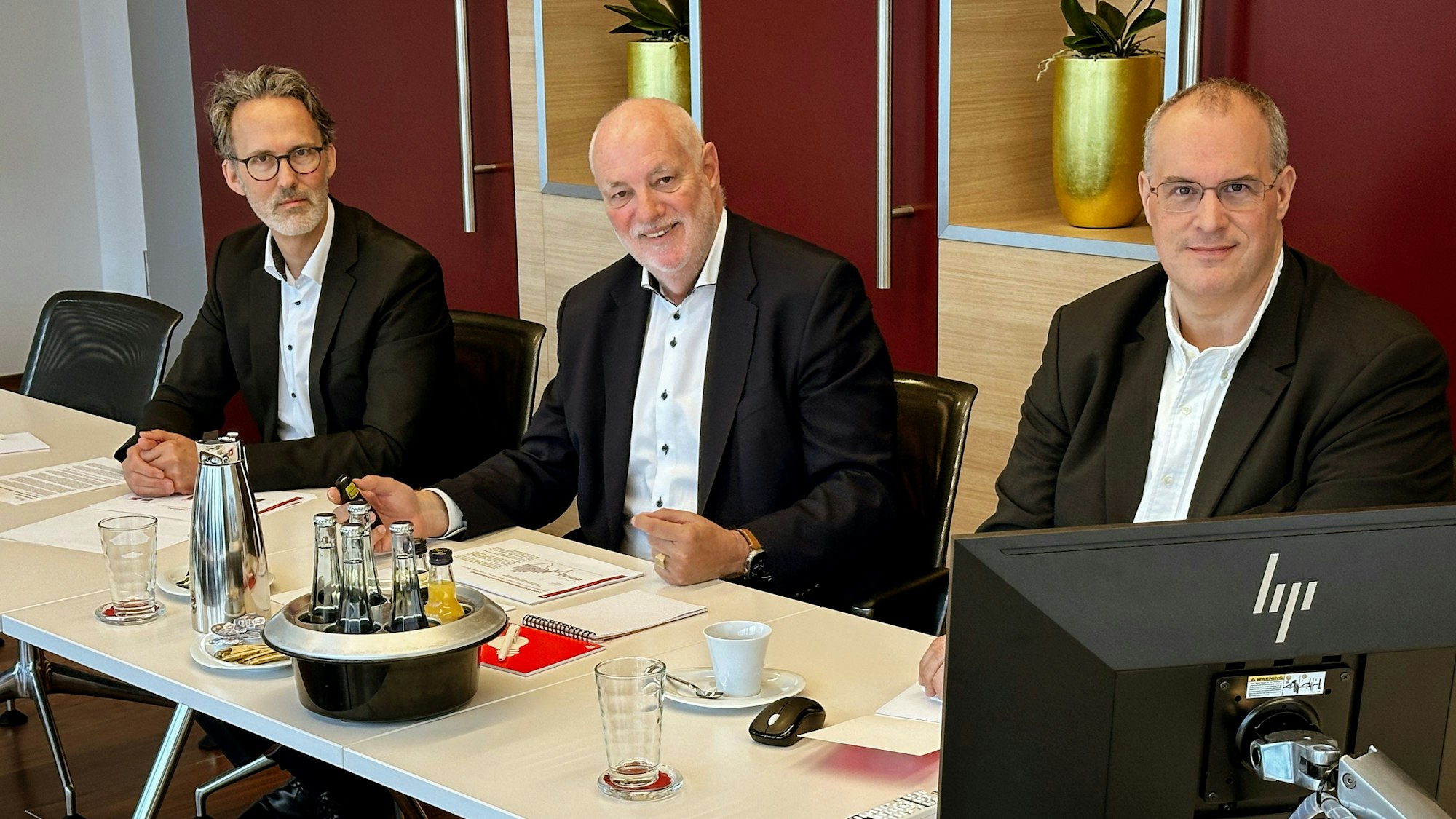 Der Vorstand mit dem Vorsitzenden Frank Grebe, Dirk Steinbach und Mario Scheidt sitzt an einem langen Tisch.
