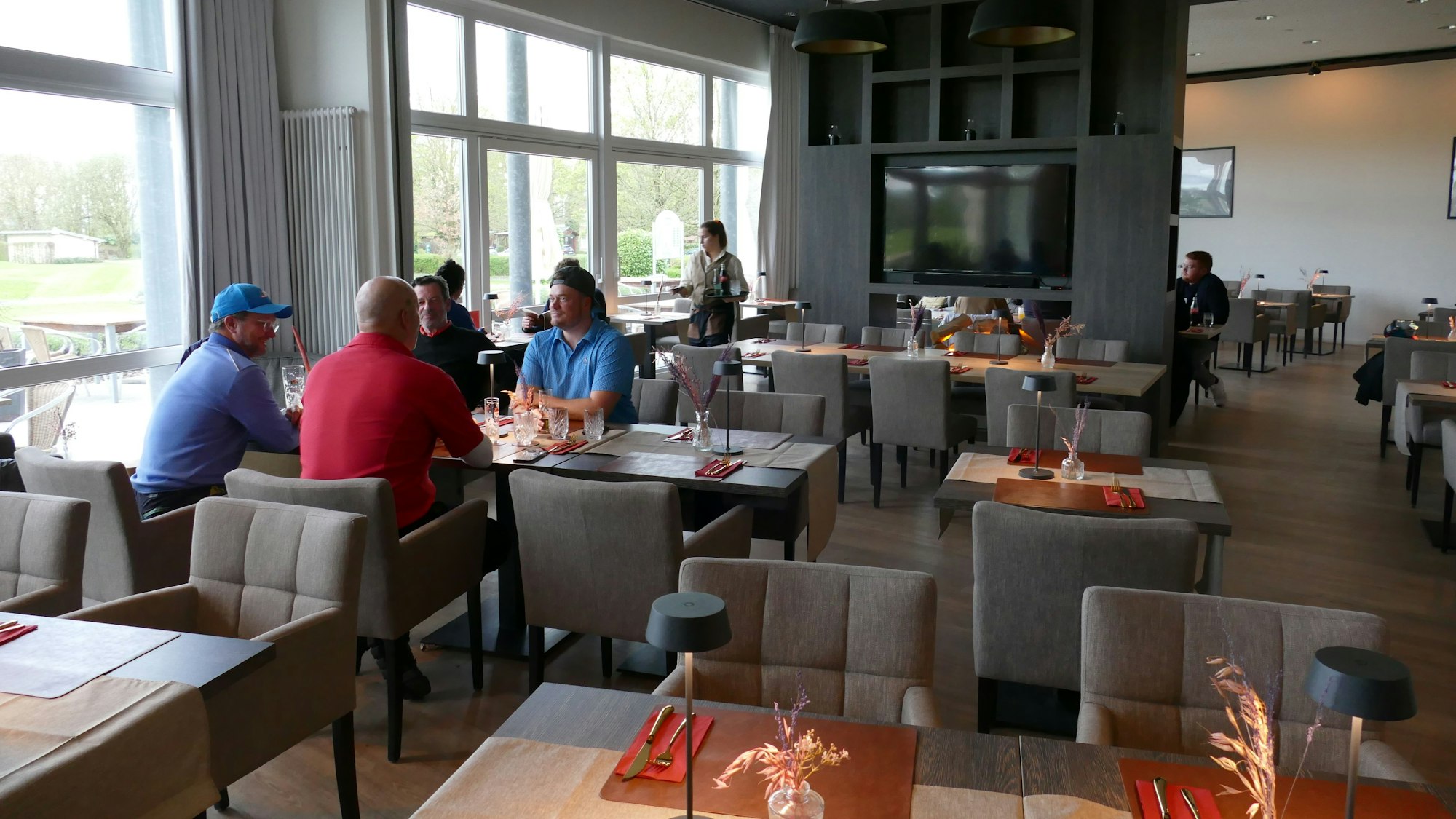 Exquisit wirkt der Gastraum des Restaurants, auch auf der Terrasse finden 120 Gäste Platz.