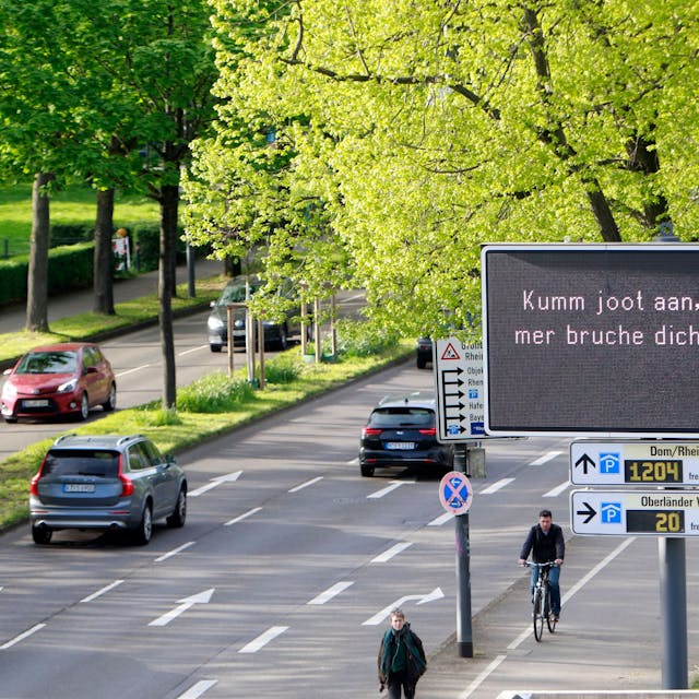 Die Verkehrs-Infotafeln der Stadt Köln zeigen humorvolle Sprüche, die die Verkehrsteilnehmenden zu Rücksicht und Respekt motivieren sollen.
