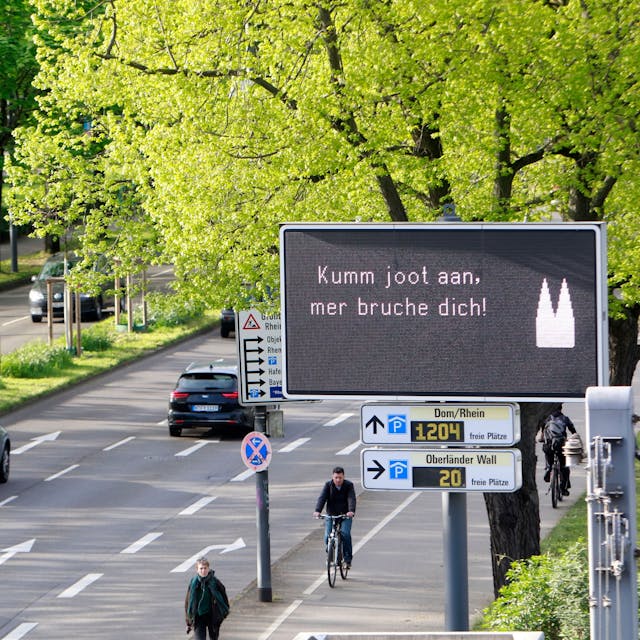 Die Verkehrs-Infotafeln der Stadt Köln zeigen humorvolle Sprüche, die die Verkehrsteilnehmenden zu Rücksicht und Respekt motivieren sollen.
