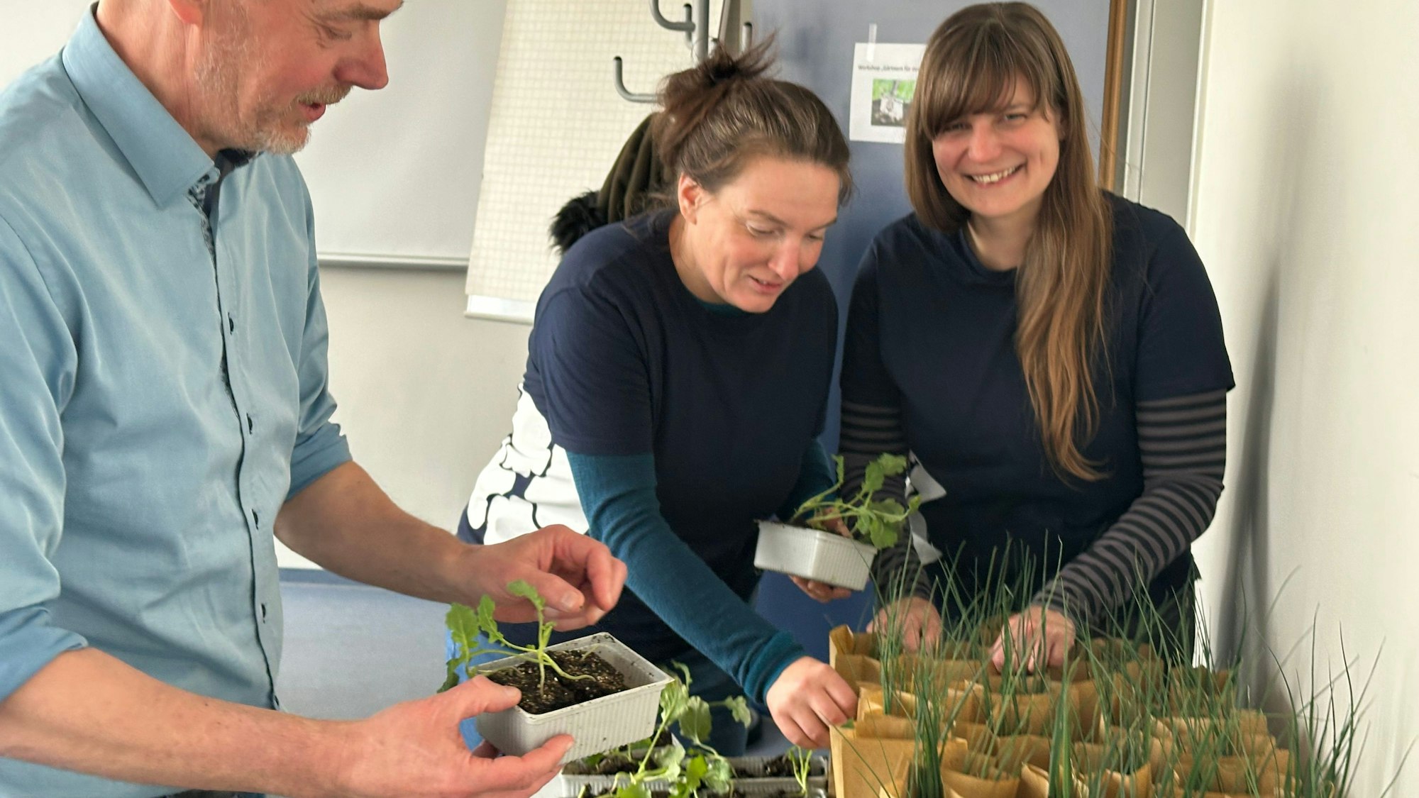 Das Projekt „Der heimische Garten als Klimaschützer“ der Hochschule Bonn-Rhein-Sieg. Professor Dr. Martin Hamer, Samantha Antonini und Alexandra Gutmann geben Testpflanzen an die Teilnehmer aus.