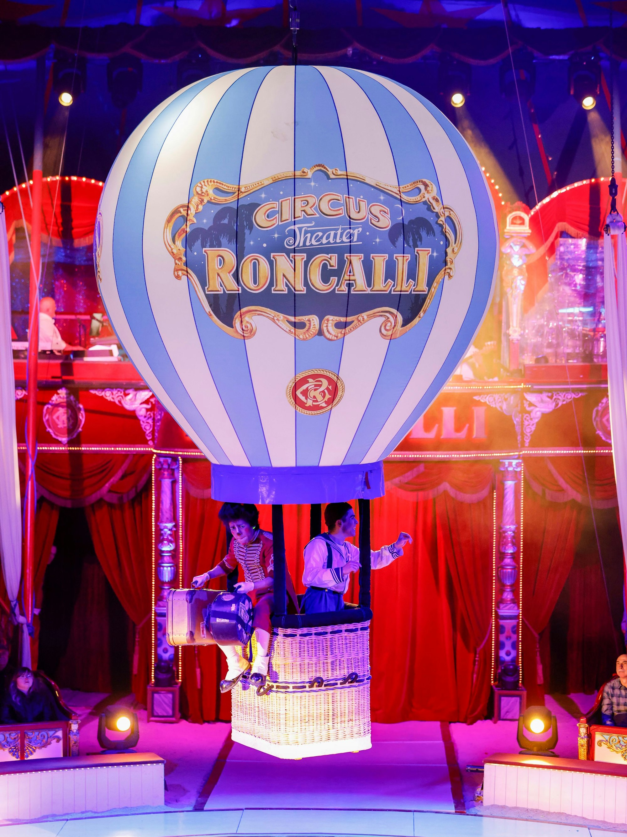 Der Roncalli-Ballon landet in der Manege.