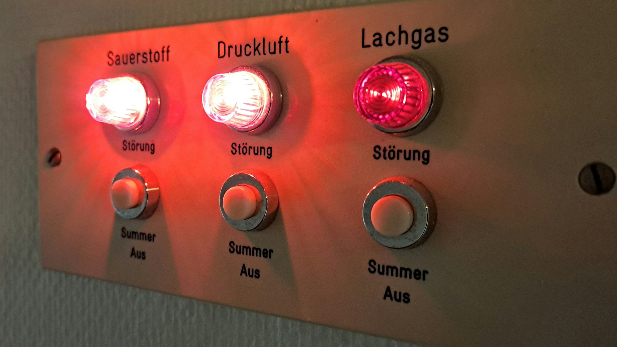 Eine Leuchttafel im Flur der St. Lukas Klinik in Solingen leuchtet und zeigt den Zustand von Sauerstoff-, Druckluft- und Lachgas-Anschlüssen an.