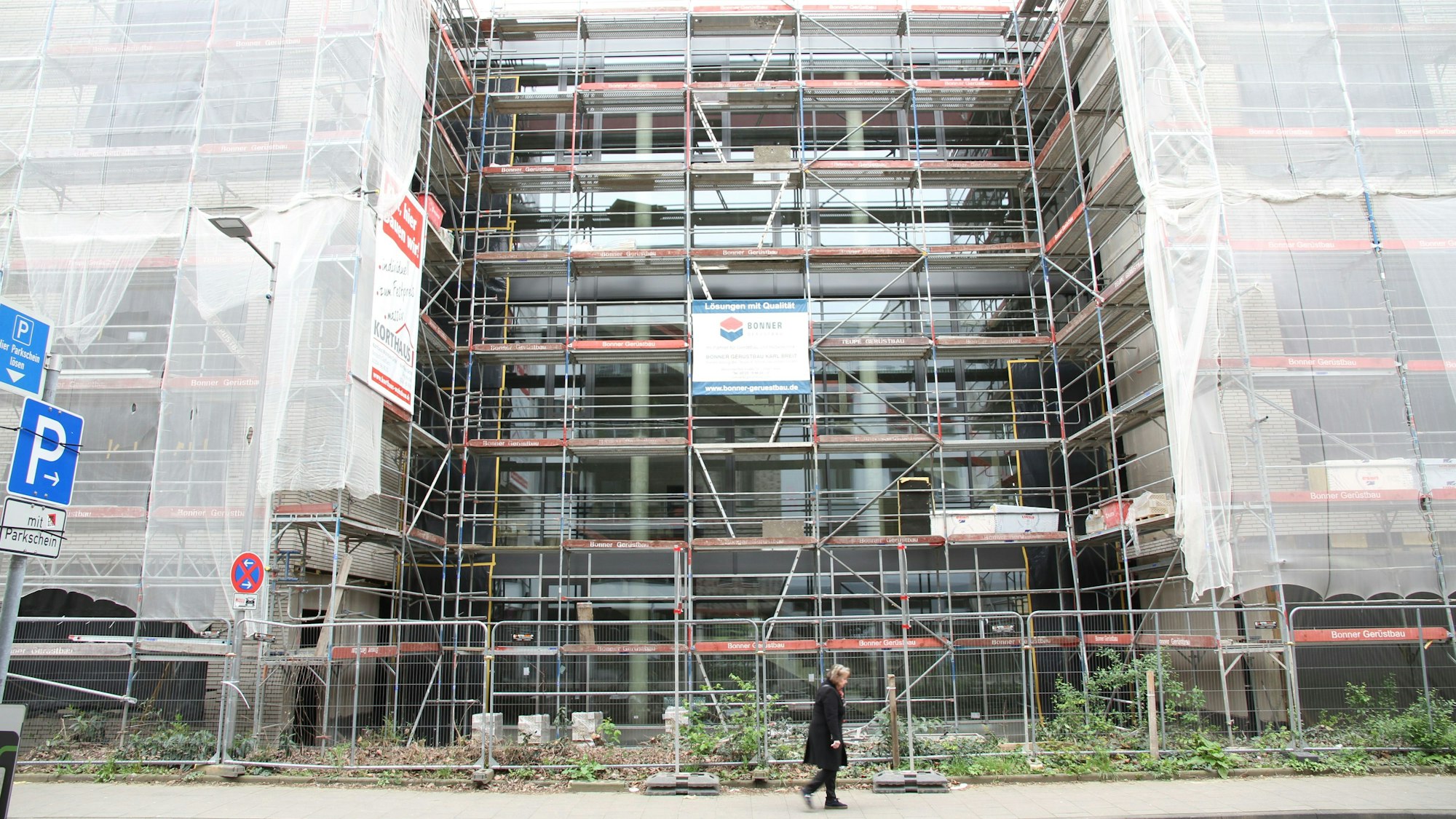 Eingerüstete Glasfassade eines Neubaus