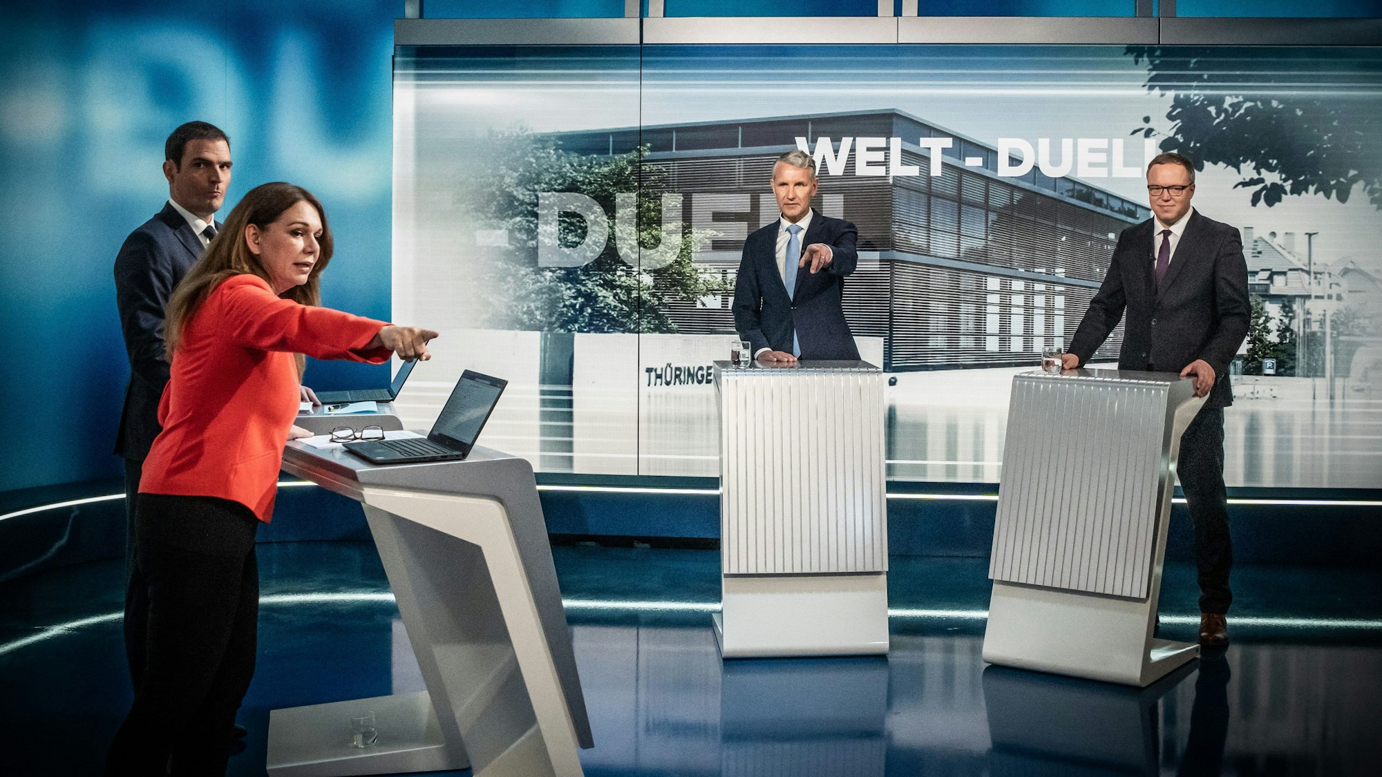 Björn Höcke (AfD, 2.v.r) und Mario Voigt (CDU, r,), Spitzenkandidaten für die Landtagswahl in Thüringen, stehen beim TV-Duell bei Welt TV neben Tatjana Ohm, Welt-TV-Chefmoderatorin und Jan Philipp Burgard, Welt-TV Chefredakteur.