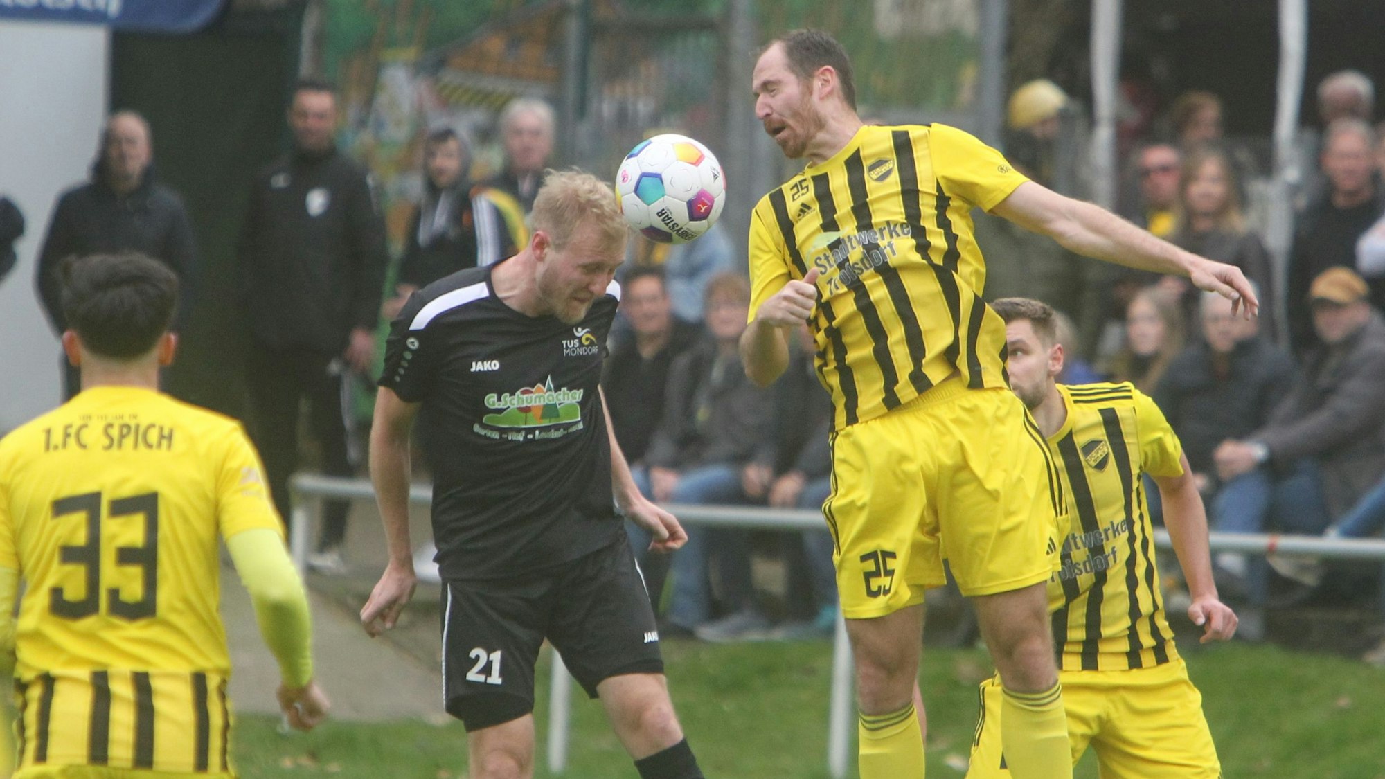 Andreas Dick (rechts) ist nach dem 0:4 im Derby gegen den FSV Neunkirchen-Seelscheid am Montag entlassen worden.
