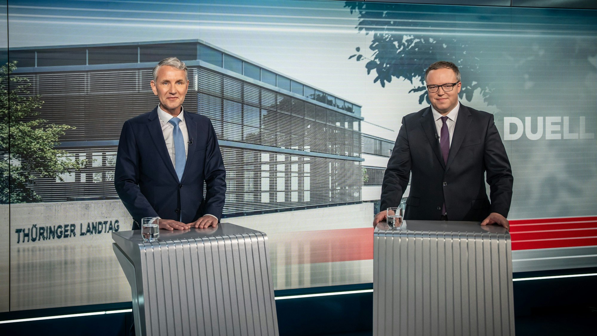11.04.2024, Berlin: Björn Höcke (AfD, l) und Mario Voigt (CDU, r), Spitzenkandidaten für die Landtagswahl in Thüringen, stehen beim TV-Duell bei Welt TV. Foto: Michael Kappeler/dpa +++ dpa-Bildfunk +++