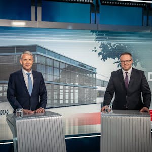 11.04.2024, Berlin: Björn Höcke (AfD, l) und Mario Voigt (CDU, r), Spitzenkandidaten für die Landtagswahl in Thüringen, stehen beim TV-Duell bei Welt TV. Foto: Michael Kappeler/dpa +++ dpa-Bildfunk +++