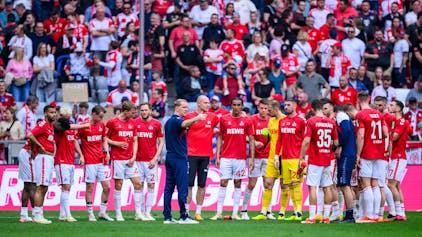 Für die Mannschaft des 1. FC Köln um Trainer Timo Schultz (vorne) wird die Luft im Tabellenkeller der Bundesliga immer dünner.