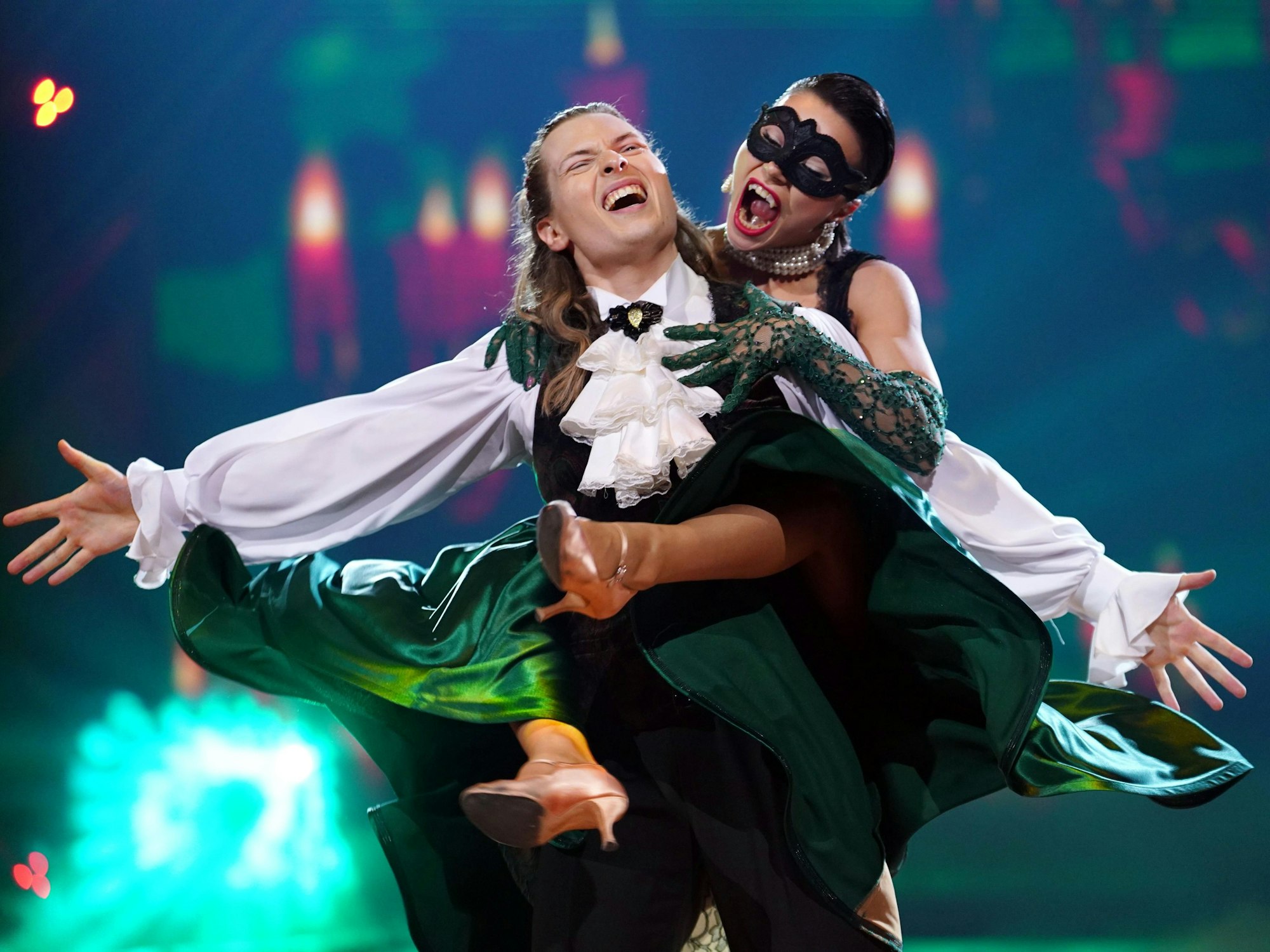 Das Foto zeigt Gabriel Kelly und Anastasia Stan im Studio der RTL-Tanzshow Let's Dance. 