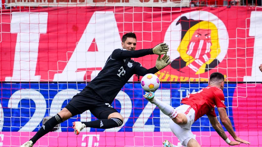 Eine von vier Kölner Großchancen: Sargis Adamyan scheitert mit einem Flugkopfball an Bayer-Keeper Sven Ulreich.