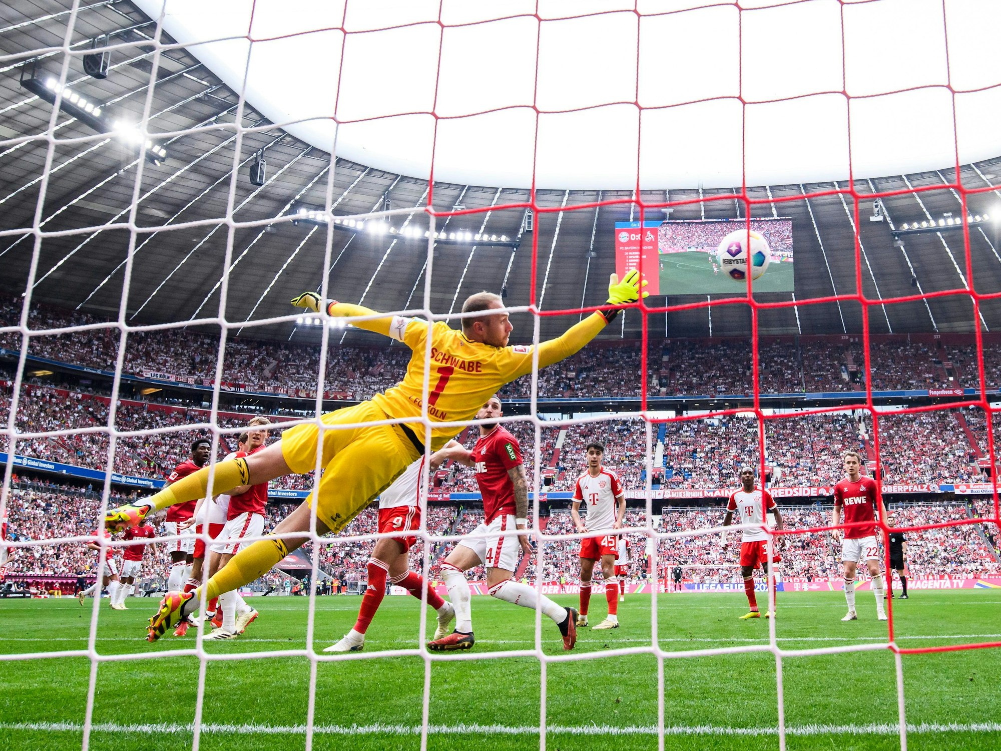 Marvin Schwäbe kassiert das 0:1 gegen die Bayern.