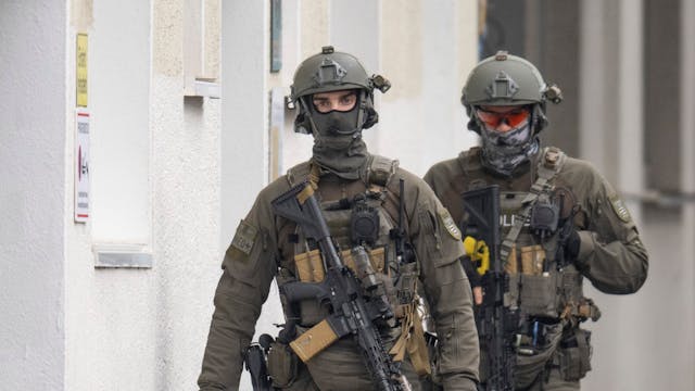 Wegen einer Bedrohungslage in Bag Godesberg bei Bonn rückte das SEK an. Das Symbolfoto vom 8. Dezember 2022 zeigt Beamte eines Spezialeinsatzkommandos der Polizei in Frankfurt/Main.