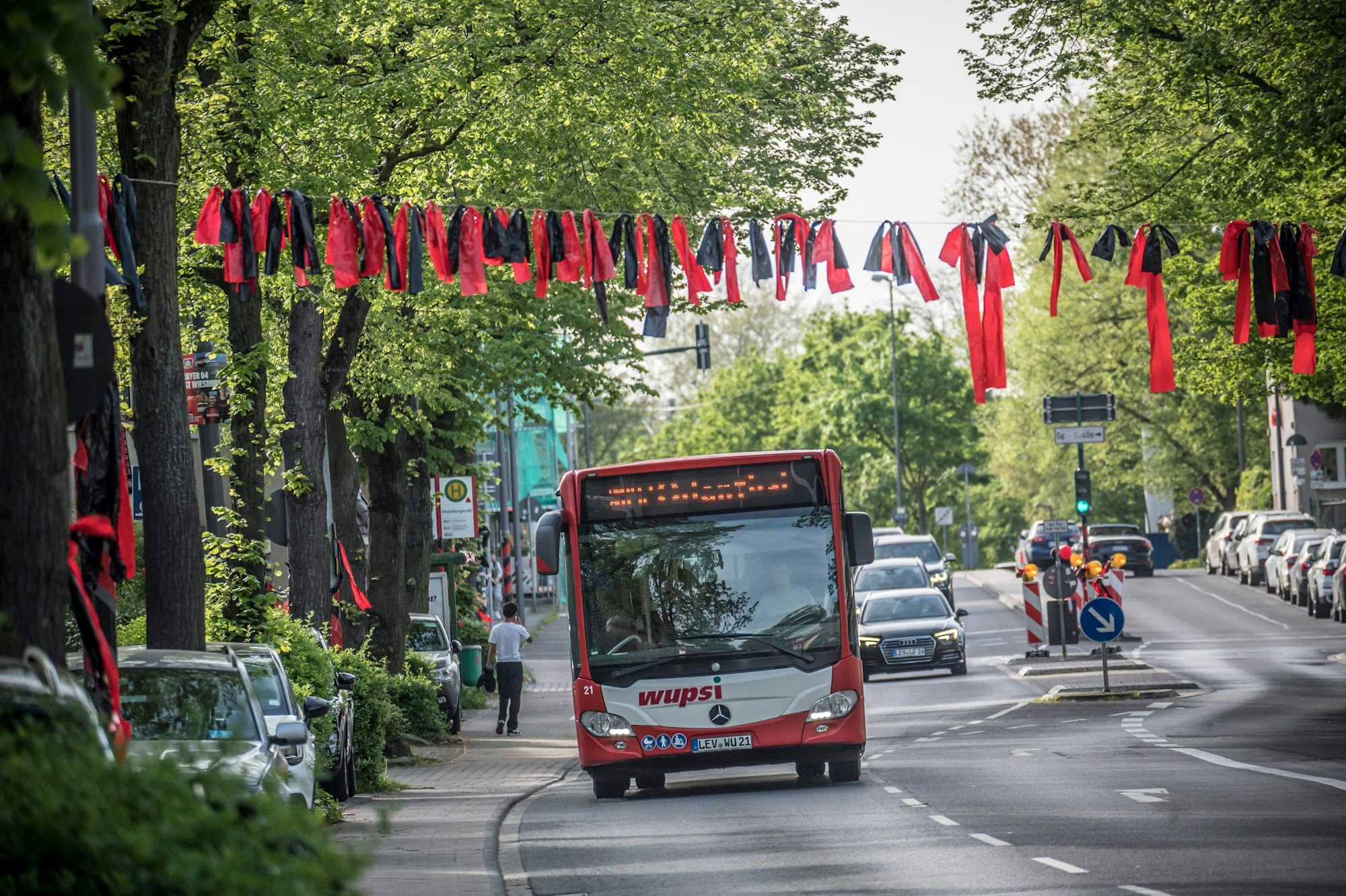 Die Stadt wurde über Nacht von Fans geschmückt, hier die Rathenaustraße in Wiesdorf.