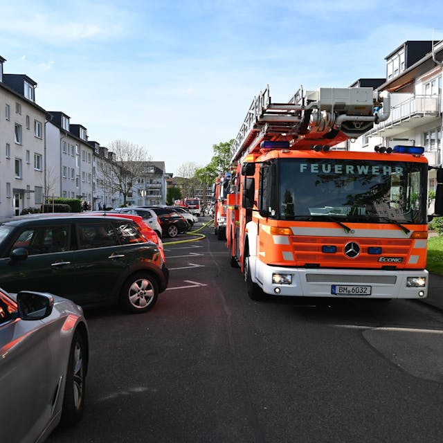 Ein Feuerwehrwagen steht in der Burgunder Straße in Kerpen.
