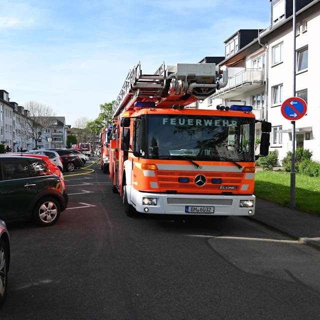 Ein Feuerwehrwagen steht in der Burgunder Straße in Kerpen.