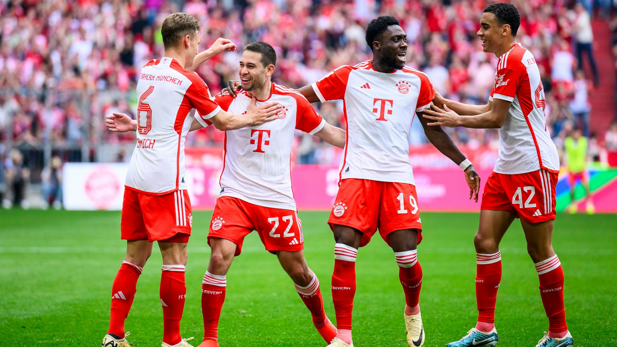 Die Bayern jubeln nach dem 1:0 gegen den 1. FC Köln.