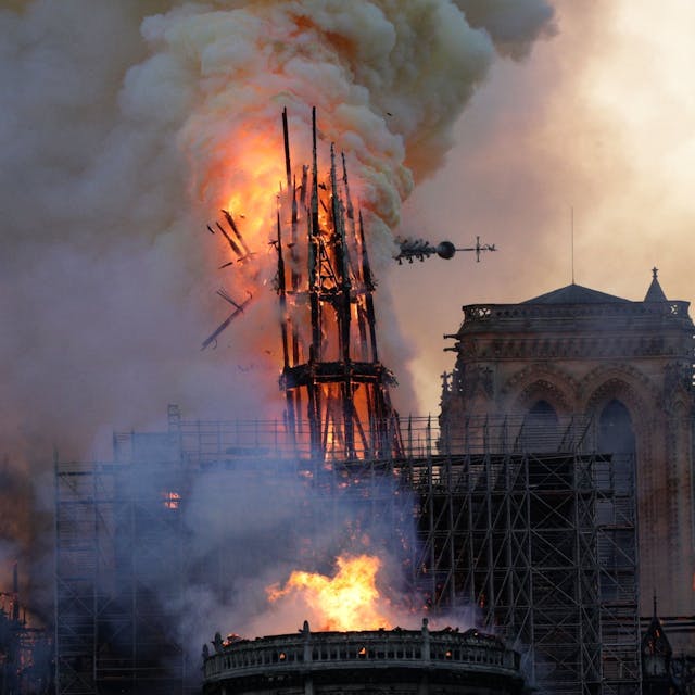 Beim Brand der Pariser Kathedrale Notre-Dame am 15. April 2019 zerbirst der hölzerne VIerungsturm und bricht in sich zusammen.