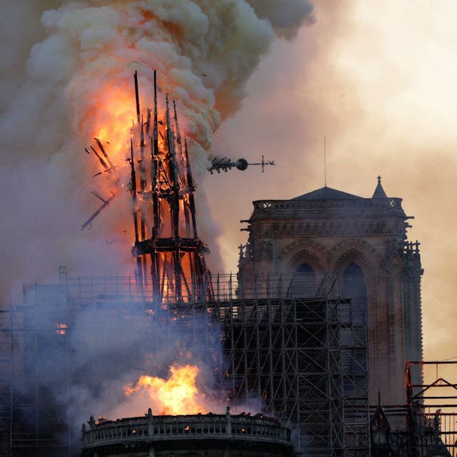 Beim Brand der Pariser Kathedrale Notre-Dame am 15. April 2019 zerbirst der hölzerne VIerungsturm und bricht in sich zusammen.
