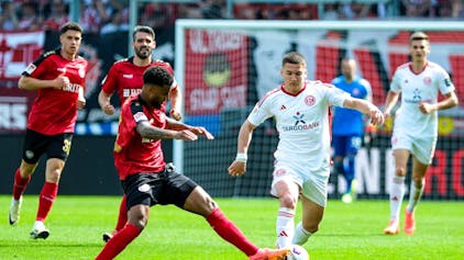 Wiesbadens Martin Angha und Fortuna Düsseldorfs Christos Tzolis kämpfen um den Ball.