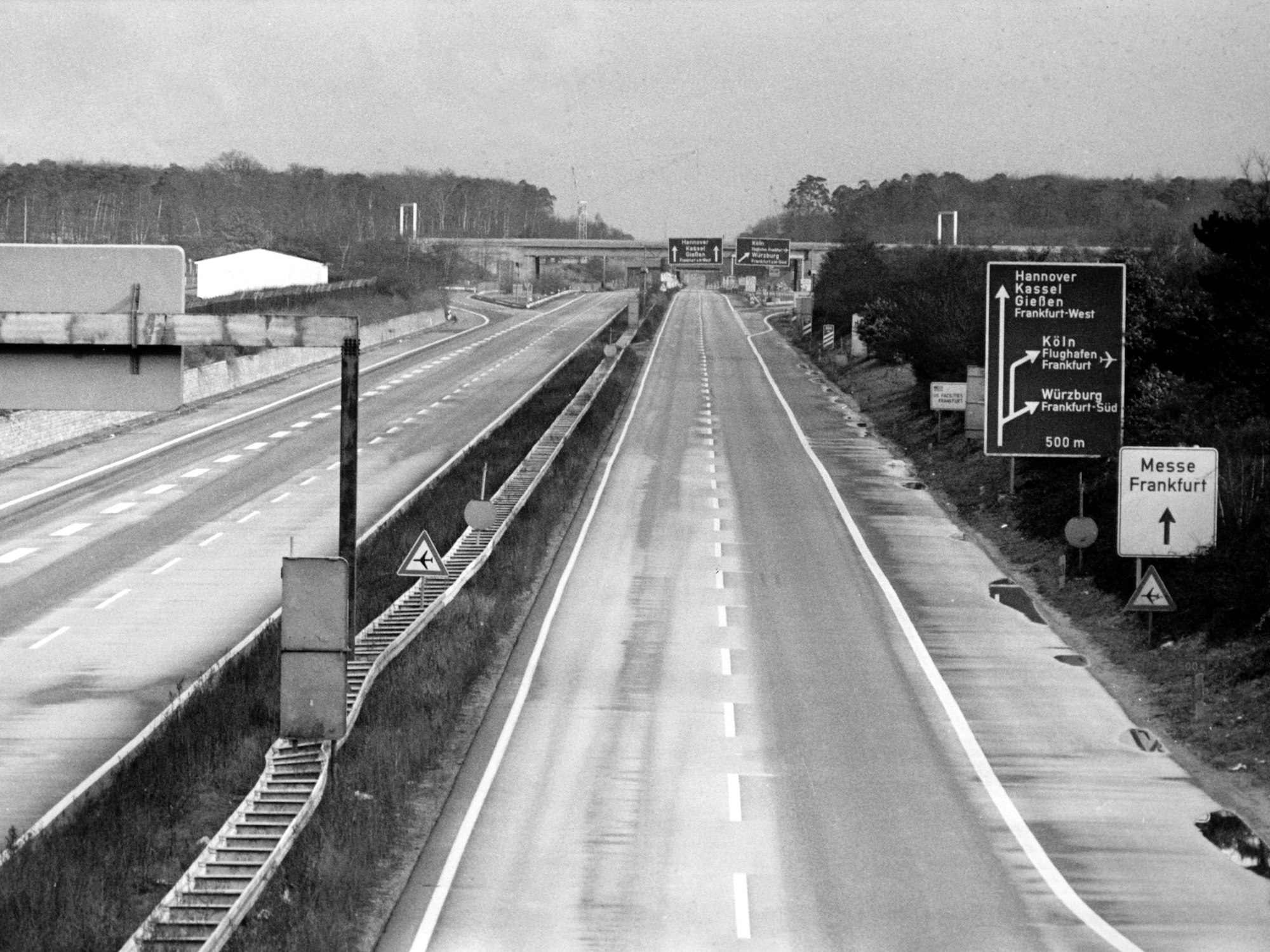 Blick auf eine leere Autobahn bei Frankfurt/Main. Wegen der Ölkrise wurde am 25. November 1973 zum ersten Mal ein sonntägliches Fahrverbot verhängt.