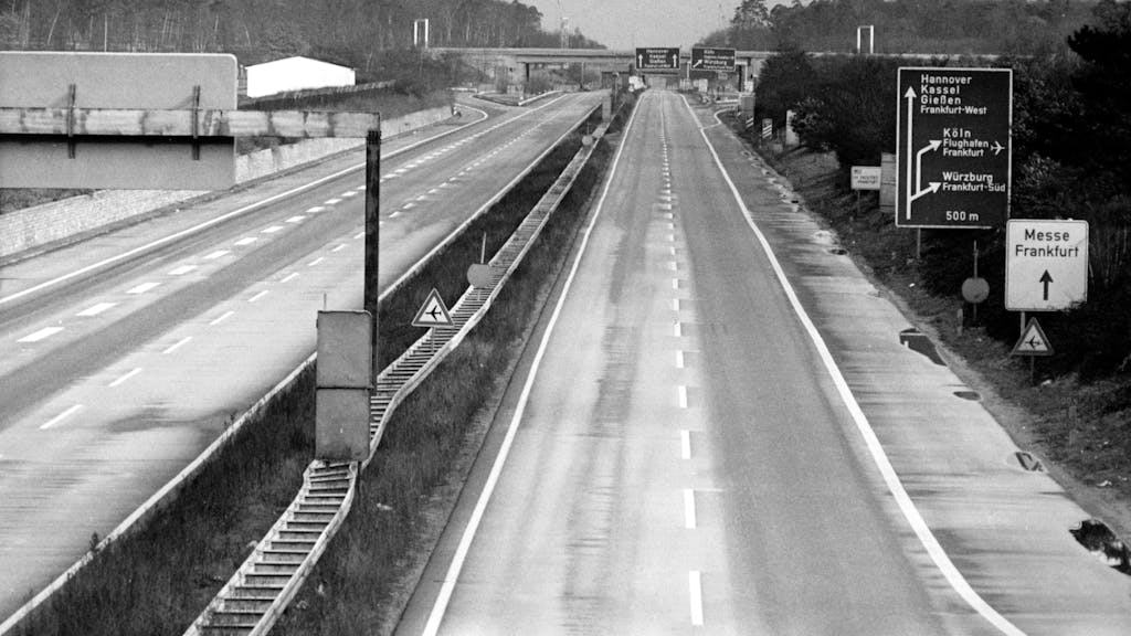 Blick auf eine leere Autobahn bei Frankfurt/Main. Wegen der Ölkrise wurde am 25. November 1973 zum ersten Mal ein sonntägliches Fahrverbot verhängt.